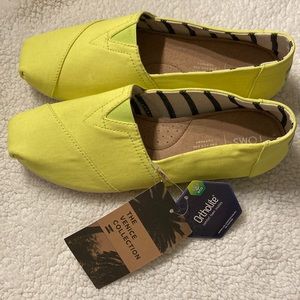 TOMS Women classic neon yellow vivid canvas size 8 item # 10015259